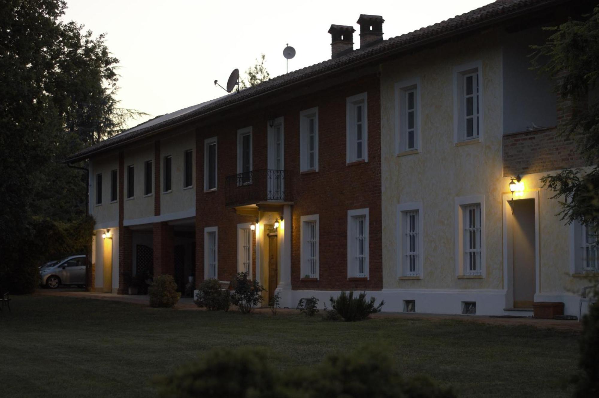 Guest House La Carolina Tigliole Ngoại thất bức ảnh